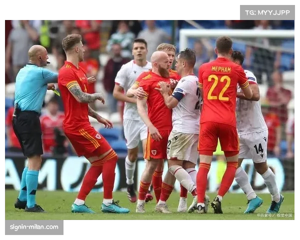 波兰锋线实力突出 中场支持成战术关键点